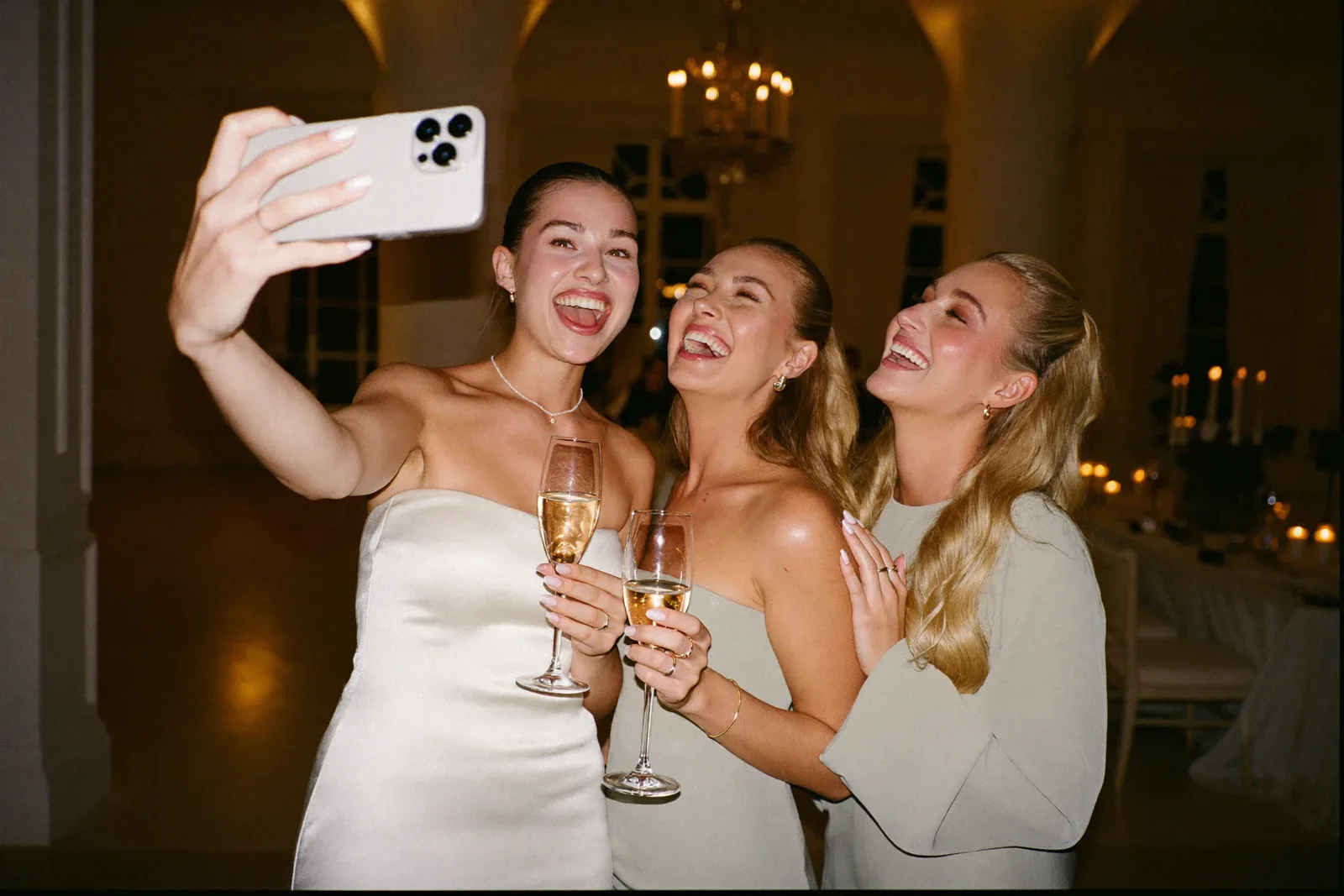 Freundinnen halten einen spontanen Hochzeitsmoment als Selfie fest